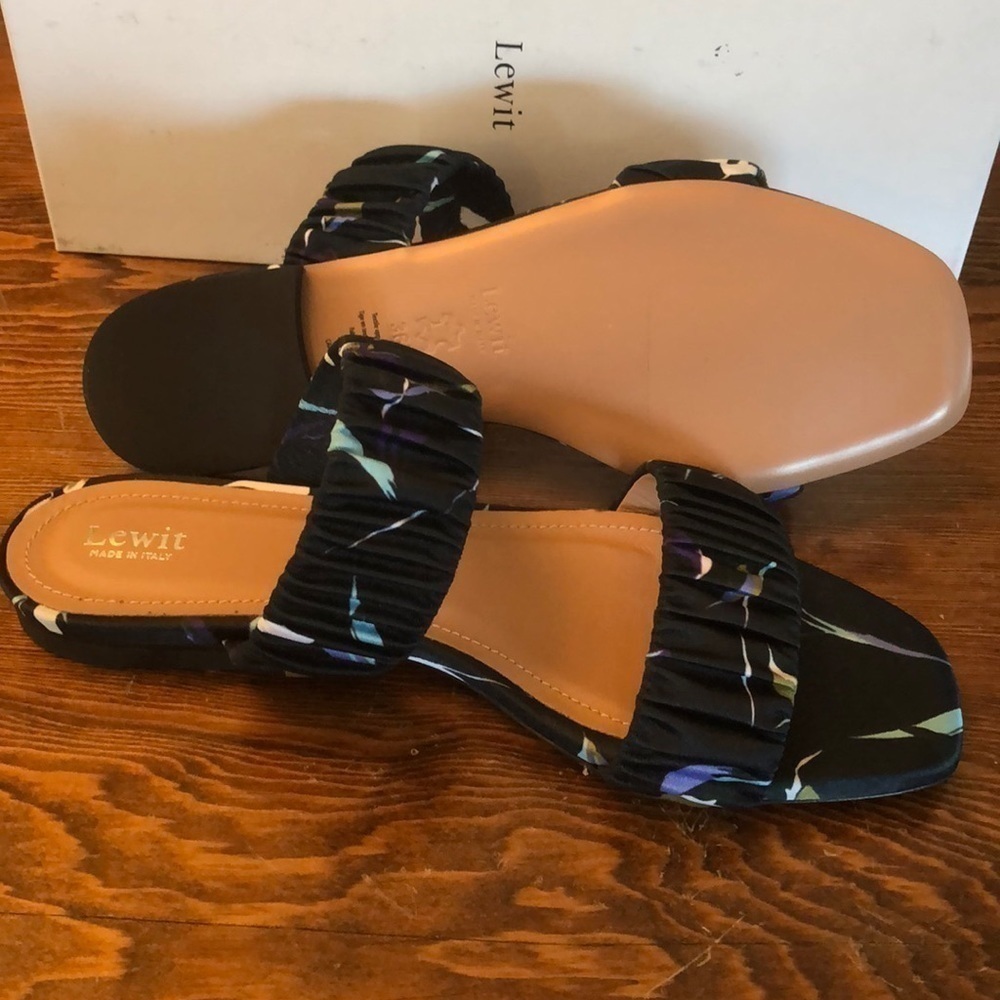 𝅺LEWITT Navy Floral 36.5 M ~ New in Box - Picture 3 of 5